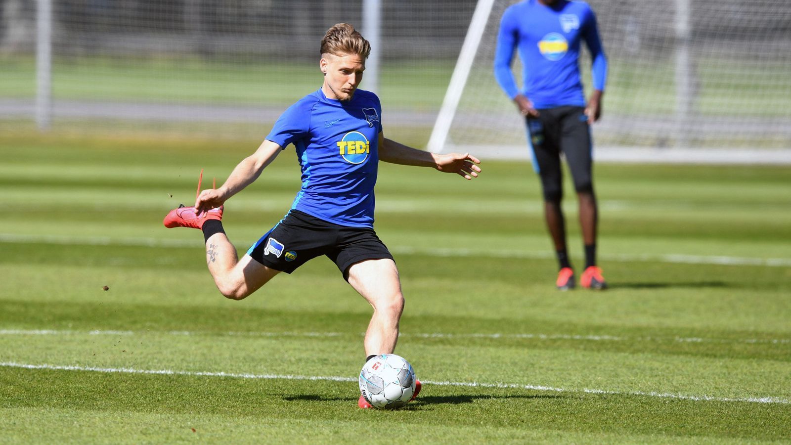 
                <strong>Santiago Ascacibar (Hertha BSC)</strong><br>
                Erst im Januar 2020 wechselte der Argentinier Santiago Ascacibar vom VfB Stuttgart zur Hertha und nach seinem Transfer konnte der 23-Jährige in der Hauptstadt dann lediglich in acht Bundesliga-Spielen sein Können unter Beweis stellen. Wegen einer Fußprellung wird der Sechser definitiv erst in der neuen Saison wieder verfügbar sein, trägt derzeit einen sogenannten "Airwalker" als Alternative zu einem klassischen Gipsverband.
              