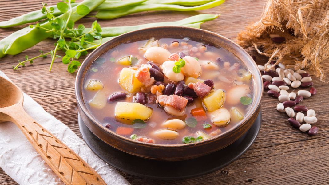 Erstaunlich, wie vielfältig die gute, alte Bohnensuppe ist! Wir verraten die besten Tricks für die Zubereitung.