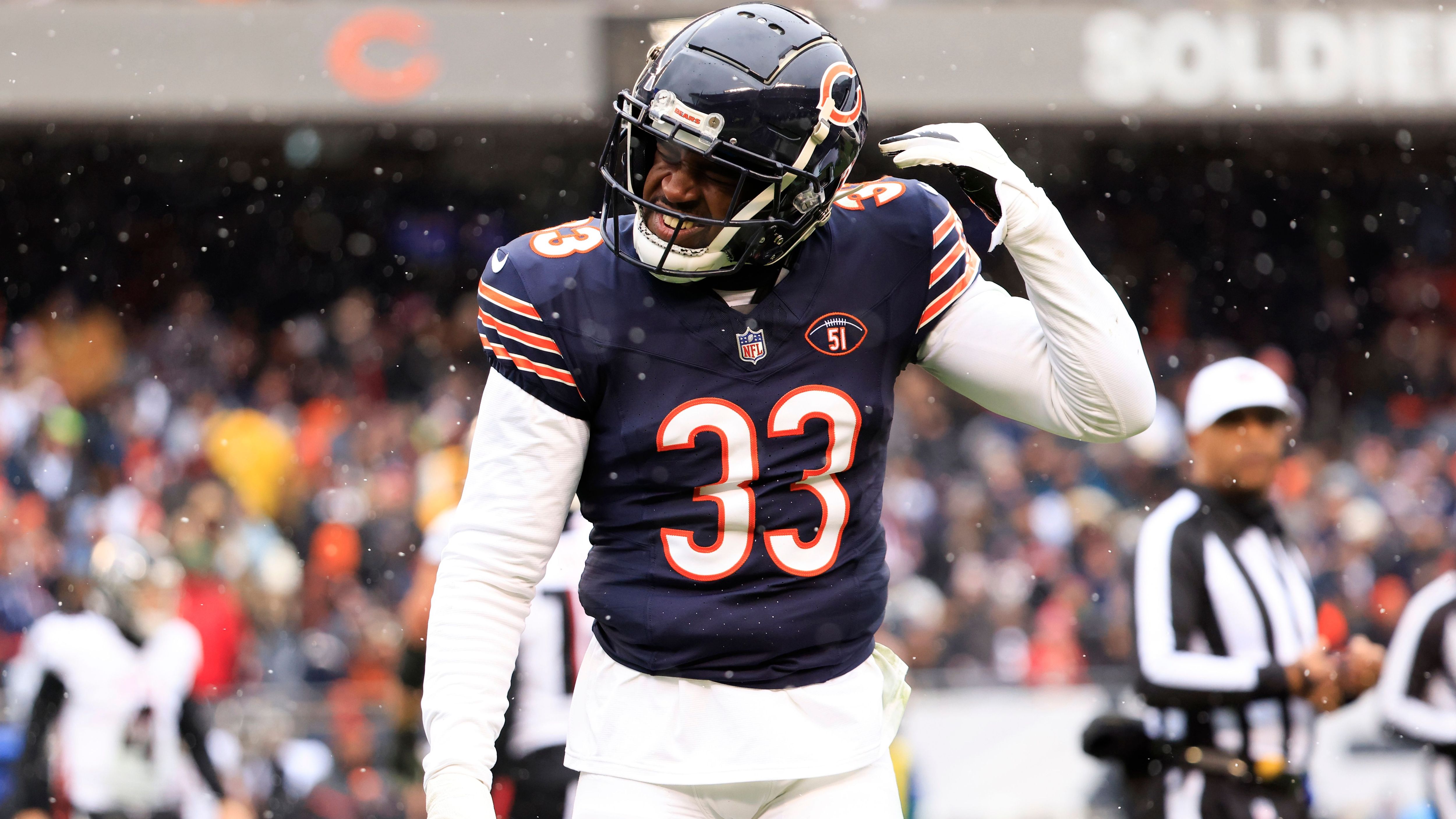 <strong>Platz 13: Jaylon Johnson (Chicago Bears)</strong><br>Das erste Resigning der Free Agency in unserer Liste. Die Chicago Bears wollten sichergehen, ihren jungen All-Pro Cornerback Jaylon Johnson zu halten und mit 19 Millionen Dollar im Jahr ist er sein Geld allemal wert, wenn er an seine Leistungen aus der vergangenen Saison anknüpft.