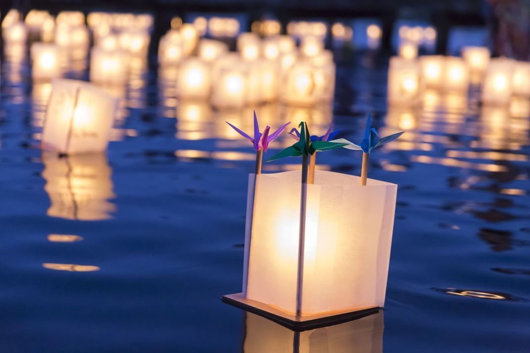 Eine Papierlaterne mit Origami-Kranichen schwimmt bei einer japanischen Zeremonie im Jahr 2019 in Seattle (USA) auf Wasser.
