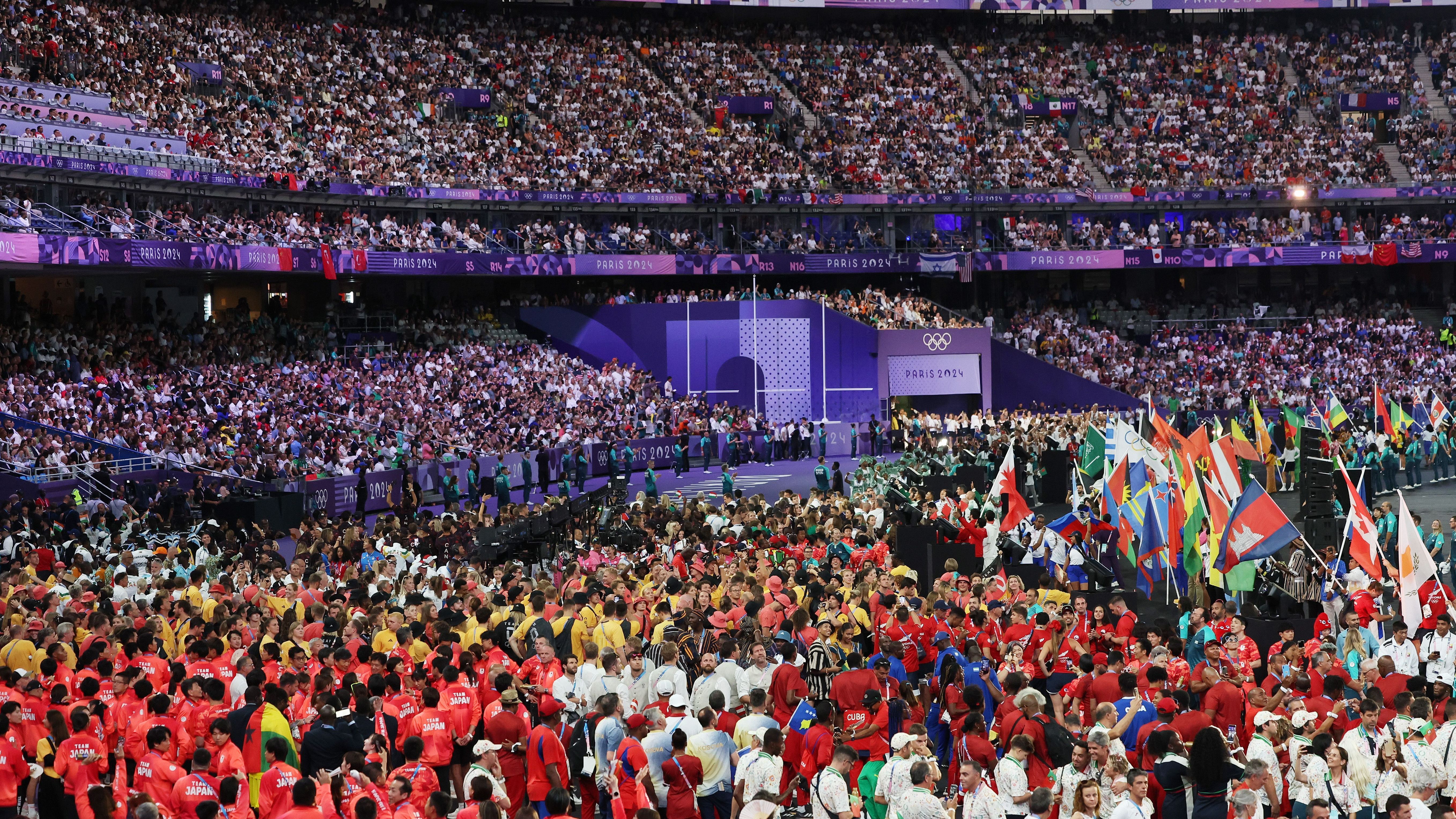 <strong>Olympia 2024: Die besten Bilder der Schlussfeier</strong><br>Es folgen die übrigen Sportlerinnen und Sportler, die durch verschiedene Eingänge und bunt gemischt ins Stadion strömen. Insgesamt bevölkern knapp 10.000 Menschen den Innenraum.