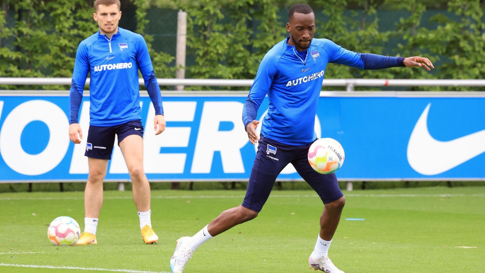 <strong>Dodi Lukebakio (Hertha BSC)</strong><br>
                Auch bei Schalkes Mitabsteiger Hertha BSC tummeln sich einige große Namen im Kader. Einer dieser Stars ist der Belgier Dodi Lukebakio. Der 25 Jahre alte Außenstürmer zeigte in der Bundesliga schon für Düsseldorf, Wolfsburg und eben die Hertha seine Klasse. Selbst in der Berliner Abstiegs-Saison lieferte Lukebakio teilweise gute Leistungen, die es ihm nun vielleicht sogar ermöglichen, die Hertha noch bis Ende August zu verlassen. Zuletzt gab es sogar Gerüchte um ein angebliches Interesse von Champions-League-Finalist Inter Mailand an Lukebakio.&nbsp;
