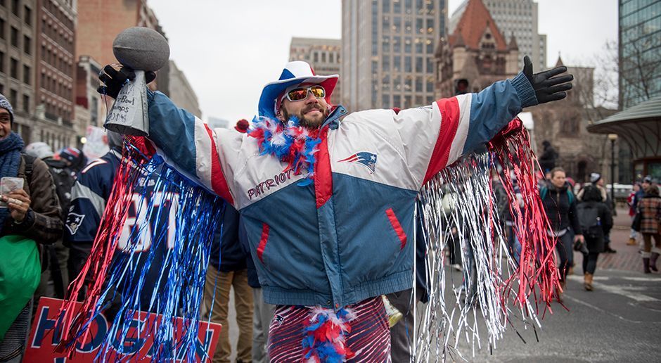 
                <strong>New England Patriots Super-Bowl-Parade</strong><br>
                Manche Patriots-Anhänger haben sich besonders schick gemacht. Kein Wunder, schließlich hat Tom Brady die Parade zum offiziellen Feiertag in Boston ausgerufen.
              