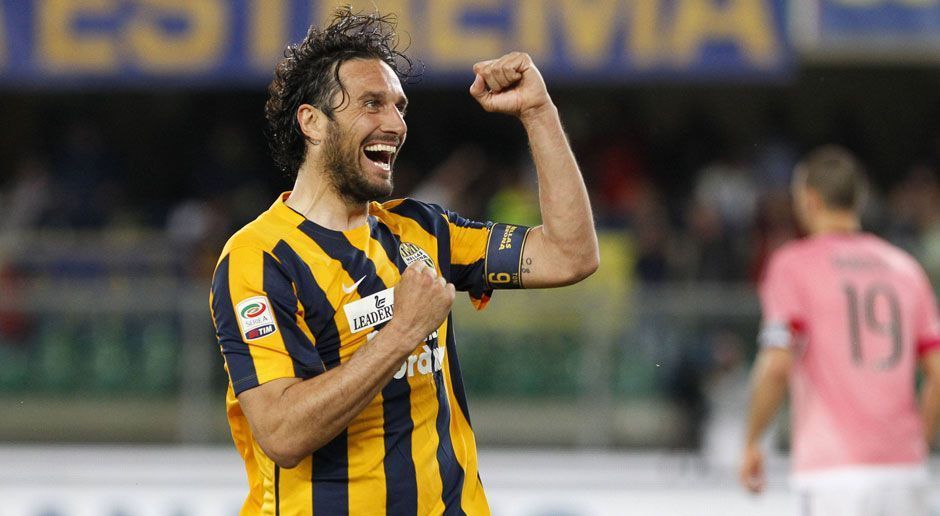 
                <strong>Luca Tonis Abschiedsgala </strong><br>
                Die "Gazzetta dello Sport" urteilte: "Er beendet seine Karriere mit einem Elfmeter, an den man sich erinnern wird. Genie bis zum Schluss." Der Torjäger selbst freute sich riesig: "Das war vielleicht das schönste Tor meiner Karriere, weil es das letzte war." Am letzten Spieltag gegen US Palermo will er nicht mehr auflaufen.
              