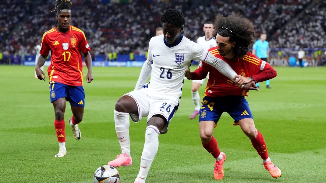 Spain v England - UEFA EURO, EM, Europameisterschaft,Fussball 2024 - Final - Olympiastadion England s Kobbie Mainoo (left) and Spain s Marc Cucurella battle for the ball during the UEFA Euro 2024 final match at the Olympiastadion, Berlin. Picture date: Sunday July 14, 2024. Use subject to restrictions. Editorial use only, no commercial use without prior consent from rights holder. PUBLICATIONxNOTxINxUKxIRL Copyright: xAdamxDavyx 76848326