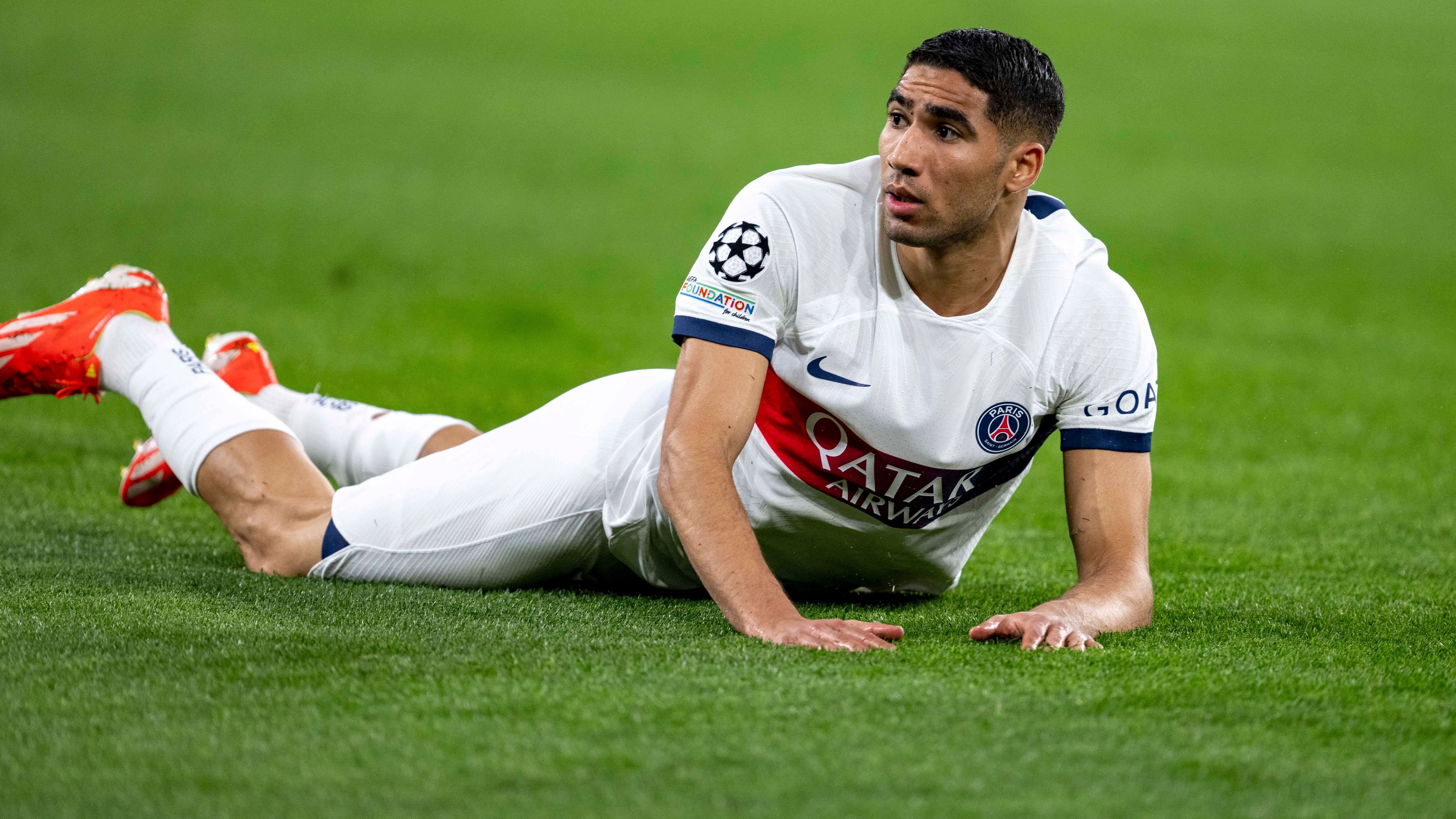 <strong>Achraf Hakimi (Paris St. Germain)</strong><br>Auf der rechten Seite mit ordentlich Zug nach vorne. Ihn bekommt der BVB nicht gut in den Griff, allerdings kann der Ex-Dortmunder aus seinen Vorstößen kein Kapital schlagen. Trotzdem ein Unruheherd. Hat Pech mit einem Pfostenschuss (51.). Defensiv meist auf der Höhe. <strong><em>ran</em>-Note: 2</strong>