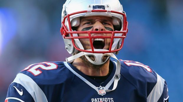 
                <strong>Tom Brady (New England Patriots)</strong><br>
                Tom Brady, Quarterback (New England Patriots): 31 Touchdown-Pässe, 3912 Passing-Yards, 326 Yards pro Spiel - keiner weist bessere Werte auf als Brady. Und das alles, obwohl dem Patriots-Quarterback verletzungsbedingt seine besten Passempfänger nicht dauerhaft zur Verfügung stehen und ihm seine O-Line, die Bodyguards, immer wieder wegbricht. Brady spielt eine seiner besten Saisons. Und das als zweimaliger MVP. Was darauf wohl folgt?
              