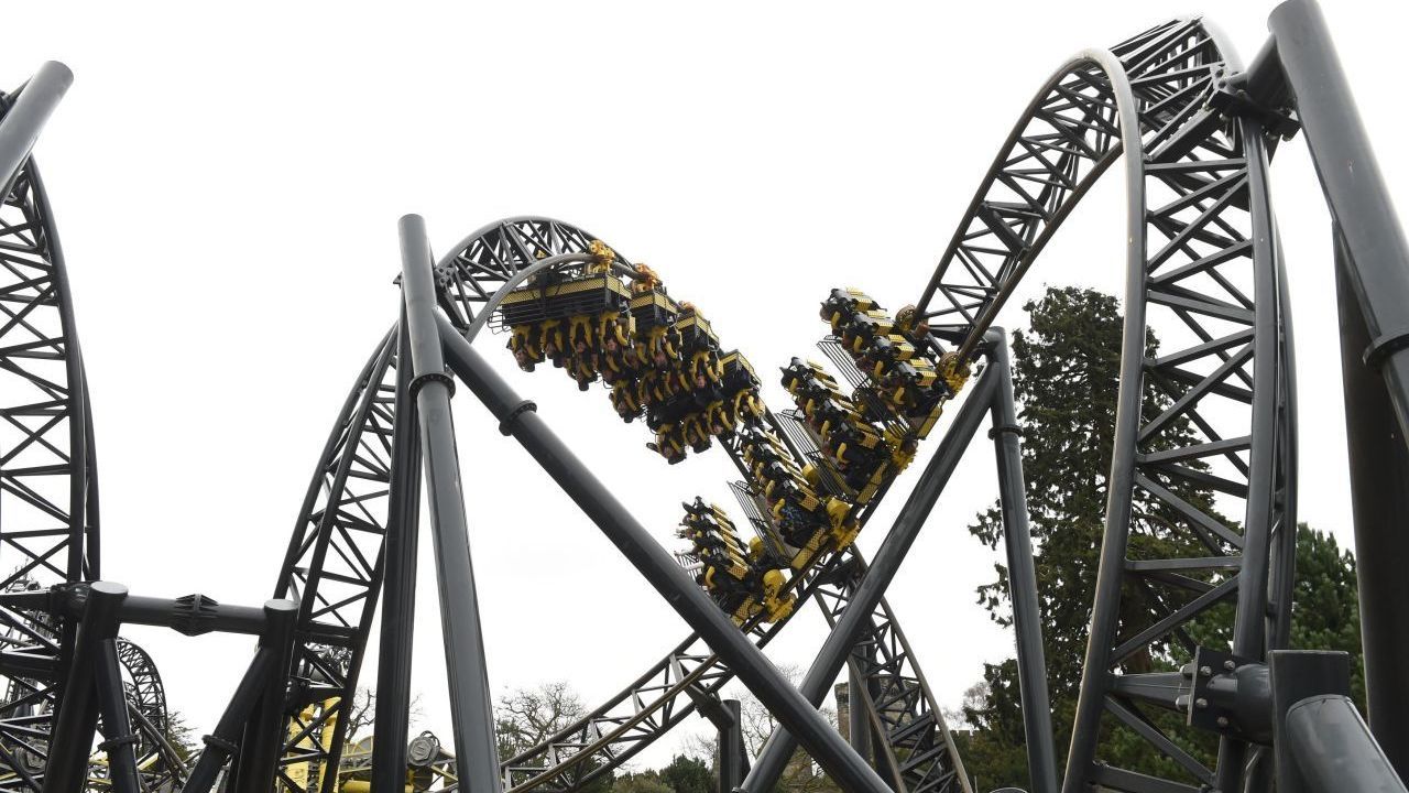 Die Smiler-Achterbahn im Alton Towers Freizeitpark in England hält mit 14 Loopings den Guinness-Weltrekord für die meisten Inversionen in einer Achterbahn.