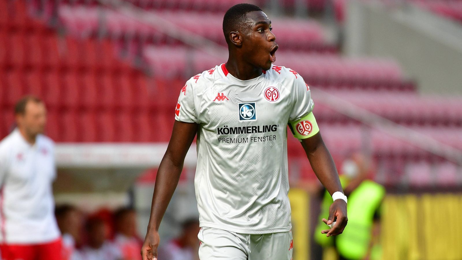 
                <strong>1. FSV Mainz 05: Moussa Niakhate</strong><br>
                Mainz-Trainer Bo Svensson musste in der Sommerpause den Abgang des bisherigen Kapitäns Danny Latza zu Schalke hinnehmen und die Nachfolger-Wahl fiel sehr logisch aus. Der 25-jährige Franzose Moussa Niakhate vertrat Latza bereits in der Vorsaison oftmals als FSV-Kapitän, und folgt diesem nun offiziell nach. 
              