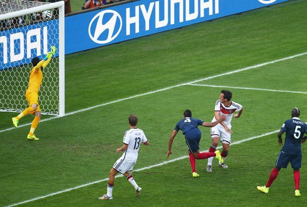 
                <strong>Schach Mats!</strong><br>
                Mats Hummels köpfte die Deutschen gegen Frankreich ins Halbfinale. In der 13. Minute erwischte er einen perfekt getretenen Freistoß von Toni Kroos mit dem Kopf.
              