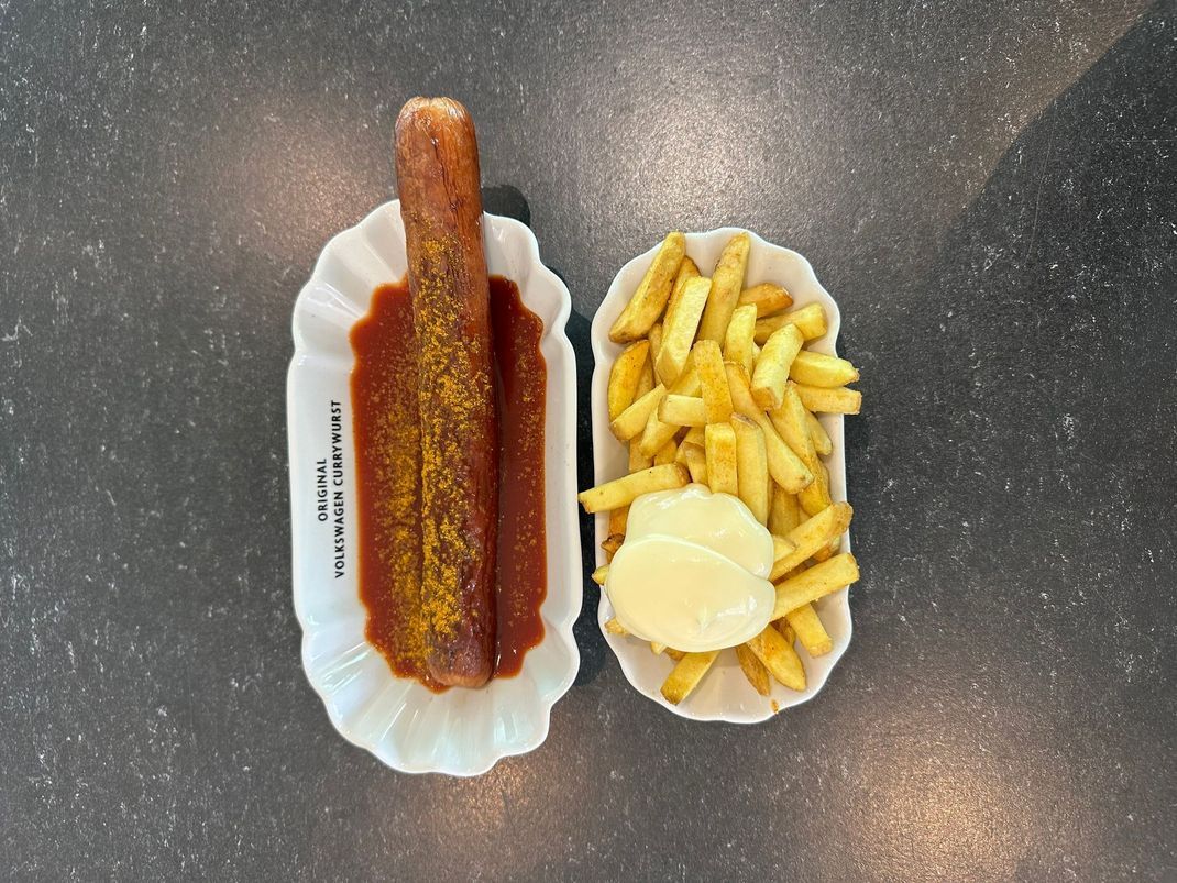 Einmal Currywurst mit Pommes in der Autostadt Wolfsburg - auch dort ist das Gericht zu kaufen, und zwar als "Volkswagen Currywurst". (Archivbild)