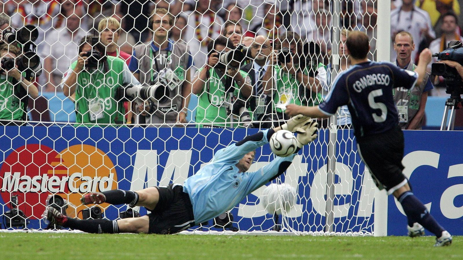 
                <strong>WM 2006 (Viertelfinale): Deutschland - Argentinien 5:3 n.E.</strong><br>
                Die WM 2006 in Deutschland sollte zum großen Triumph des DFB-Teams im eigenen Land werden. Und zumindest bis zum Halbfinal-Aus gegen den späteren Weltmeister Italien war es aus deutscher Sicht auch ein Sommermärchen mit vielen dramatischen Momenten. Einer dieser emotionalen Momente war das Elfmeterschießen im Viertelfinale gegen Argentinien. Nachdem Deutschland erst in der 80. Minute durch Miroslav Klose zum 1:1-Ausgleich kam, ging es anschließend in die Verlängerung bzw. ins Elfmeterschießen. Dort wurde Jens Lehmann zum Helden. Der damalige Arsenal-Star parierte im Berliner Olympiastadion die Elfmeter von Roberto Ayala und Esteban Cambiasso, sicherte Deutschland somit den 5:3-Sieg.
              