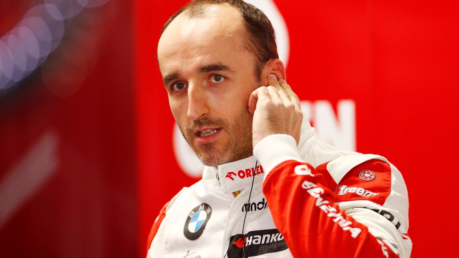 
                <strong>Robert Kubica (97 Formel-1-Rennen)</strong><br>
                Der 35-Jährige fuhr von 2006 bis 2010 und 2019 in der Formel 1 für BMW Sauber, Renault und Williams insgesamt 97 Formel-1-Rennen, seitdem ist er Ersatzfahrer bei Alfa Romeo. Er gewann ein Rennen und schaffte es zwölf Mal auf das Podest. 2008 beendete er die Saison in der Fahrerwertung auf dem vierten Rang. 2020 trat er in der DTM an und hatte lange mit Eingewöhnungsproblemen zu kämpfen, der Pole blieb mit dem Kundenteam ART hinter den Erwartungen zurück. Versöhnlich wurde es gegen Ende, als er beim vorletzten Rennwochenende in Zolder als Dritter auf das Podium fuhr. Er wurde am Ende mit 20 Punkten 15. von 16 Fahrern.
              