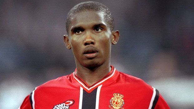 
                <strong>Samuel Eto'o (RCD Mallorca)</strong><br>
                Samuel Eto'o: Im Jahr 2000 gab es für den Kameruner einen kleinen Knick in der Karriereleiter, denn Real Madrid gab Eto'o an den RCD Mallorca ab. 4,5 Millionen Euro musste der Inselklub für den Mittelstürmer zahlen und angelte sich damit günstig einen späteren Star.
              