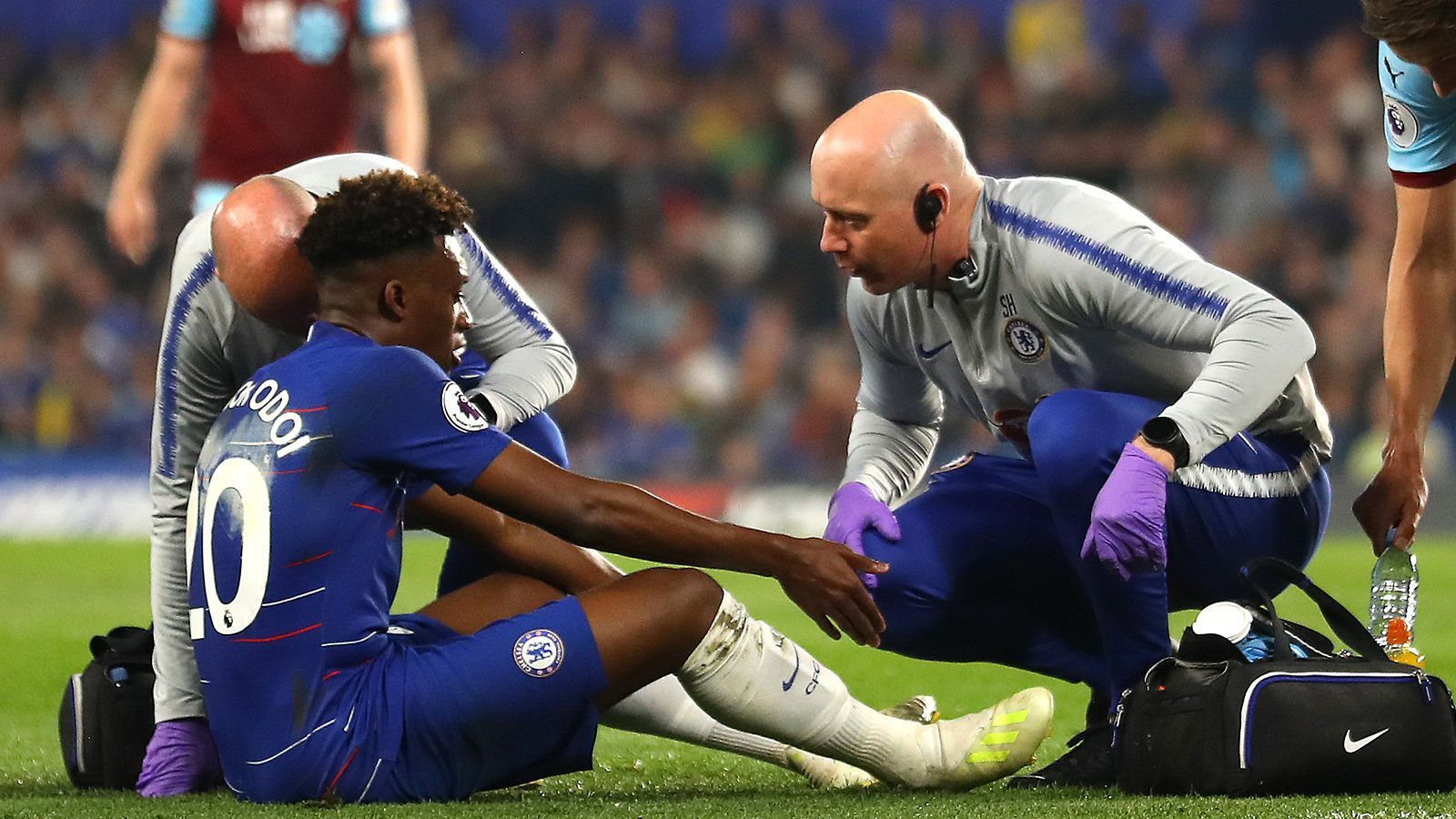 
                <strong>Callum Hudson-Odoi</strong><br>
                Bereits im Winter baggerte der FC Bayern heftig an Callum Hudson-Odoi vom FC Chelsea. Der 18-Jährige durfte die Blues aber nicht verlassen, Bayern blitzte angeblich mit einer 40-Millionen-Euro-Offerte ab. Seitdem sind zwei Dinge passiert: die Transfersperre gegen Chelsea wurde bestätigt - und Hudson-Odoi riss sich die Achillessehne. Beide Faktoren dürften den Preis für den Flügelspieler beeinflussen, auf mehr als 80 Millionen Euro wird er aber nicht mehr steigen. 
              