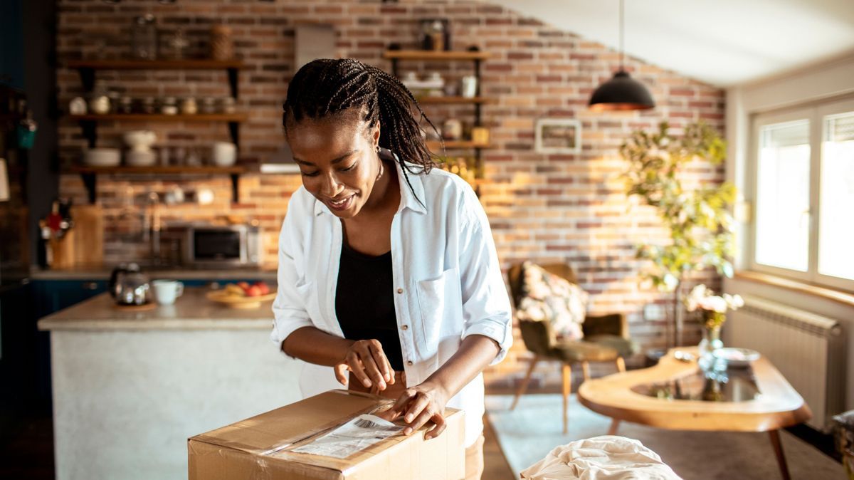 Ding Dong: Paket ist da! Online Shoppen ist nicht nur einfach, sondern macht auch Spaß. Doch wie geht das Ganze nachhaltig?