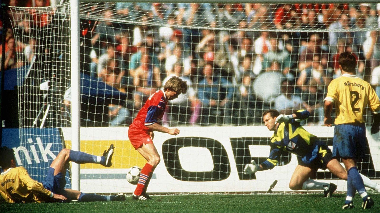 
                <strong>Fußball</strong><br>
                Im April 1994 schoss Thomas Helmer vom FC Bayern München das wohl bekannteste Phantomtor der deutschen Fußballgeschichte: Beim 2:1 gegen den 1. FC Nürnberg wertete das Schiedsrichtergespann einen Schuss des Verteidigers, der am Pfosten vorbeiging, als Tor. Der DFB ließ das Spiel wiederholen. Die Bayern siegten 5:0.
              