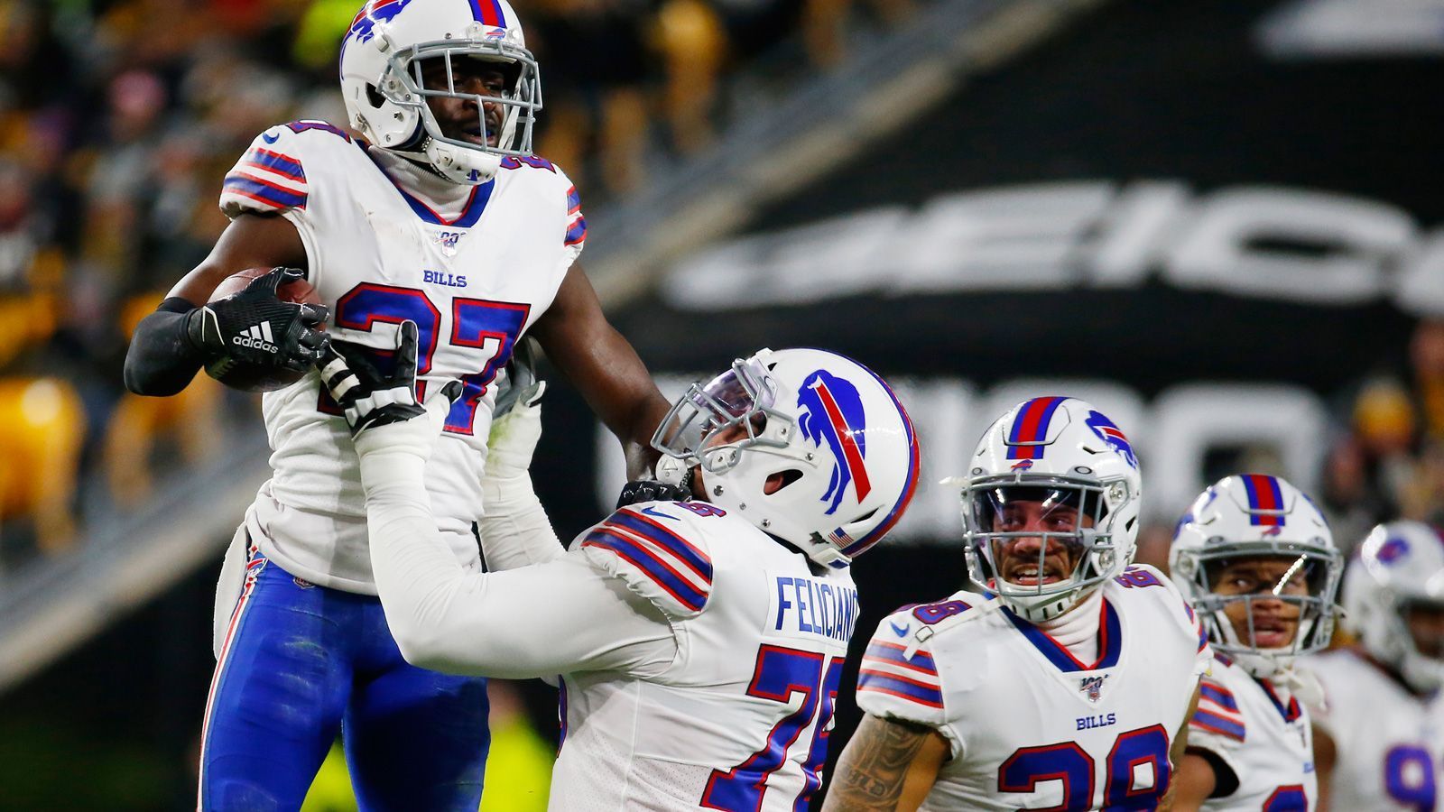 
                <strong>Platz 1: Buffalo Bills</strong><br>
                Die Bills haben in der Defensive Line sieben Spieler, die bei vielen Franchises starten würden. Dank dieser Rotation und mit der individuellen Qualität von Ed Oliver, Jerry Hughes und dem gedrafteten A.J. Epenesa wird Buffalos Pass Rush kaum Müde werden und für mächtig Druck gegen Quarterbacks sorgen. Tremaine Edmunds, Matt Milano und A.J. Klein bilden ein herausragendes Linebacker-Corps und die Secondary um Superstar-Cornerback Tre'Davious White, Jordan Poyer und Micah Hyde wird nur schwer zu bezwingen sein. Neuzugang Josh Norman, der im System von Head Coach Sean McDermott einst zum Superstar reifte, könnte so zu alter Stärke finden.
              