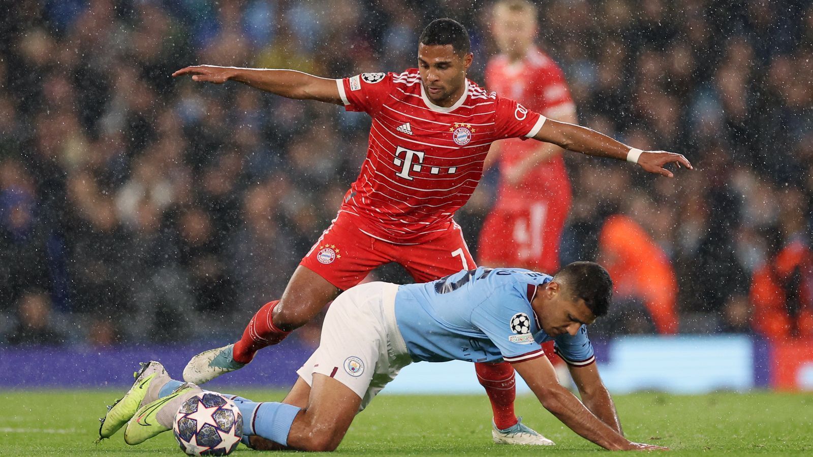 
                <strong>Serge Gnabry (FC Bayern München)</strong><br>
                Darf den Mann in der Spitze geben, bleibt dabei aber wirkungslos. Rückt nach Manes Einwechslung auf die 10er-Position, wo es aber auch nicht besser wird. Ja, gegen City ist es schwer, aber das ist zu wenig. Wird in der 80. Minute von Tuchel erlöst. ran-Note: 5
              