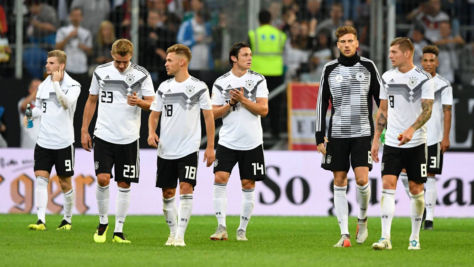 
                <strong>Ordentliche Ergebnisse aber noch Luft nach oben</strong><br>
                Die ersten beiden Länderspiele der deutschen Nationalmannschaft nach der blamablen WM 2018 in Russland stehen ganz im Zeichen der Wiedergutmachung. Ein torloses Unentschieden gegen den Weltmeister Frankreich sowie ein mühsamer und etwas glücklicher 2:1-Sieg gegen Peru springen dabei heraus. Immerhin: Die Basics wie Leidenschaft und Einsatz sind wieder zu sehen - und auch die Fans unterstützen die Mannschaft bedingungslos. Einige Spieler überzeugen dabei vollauf, andere genügen noch nicht den höchsten Ansprüchen. ran.de präsentiert die Gewinner und Verlierer der beiden Länderspiele.
              