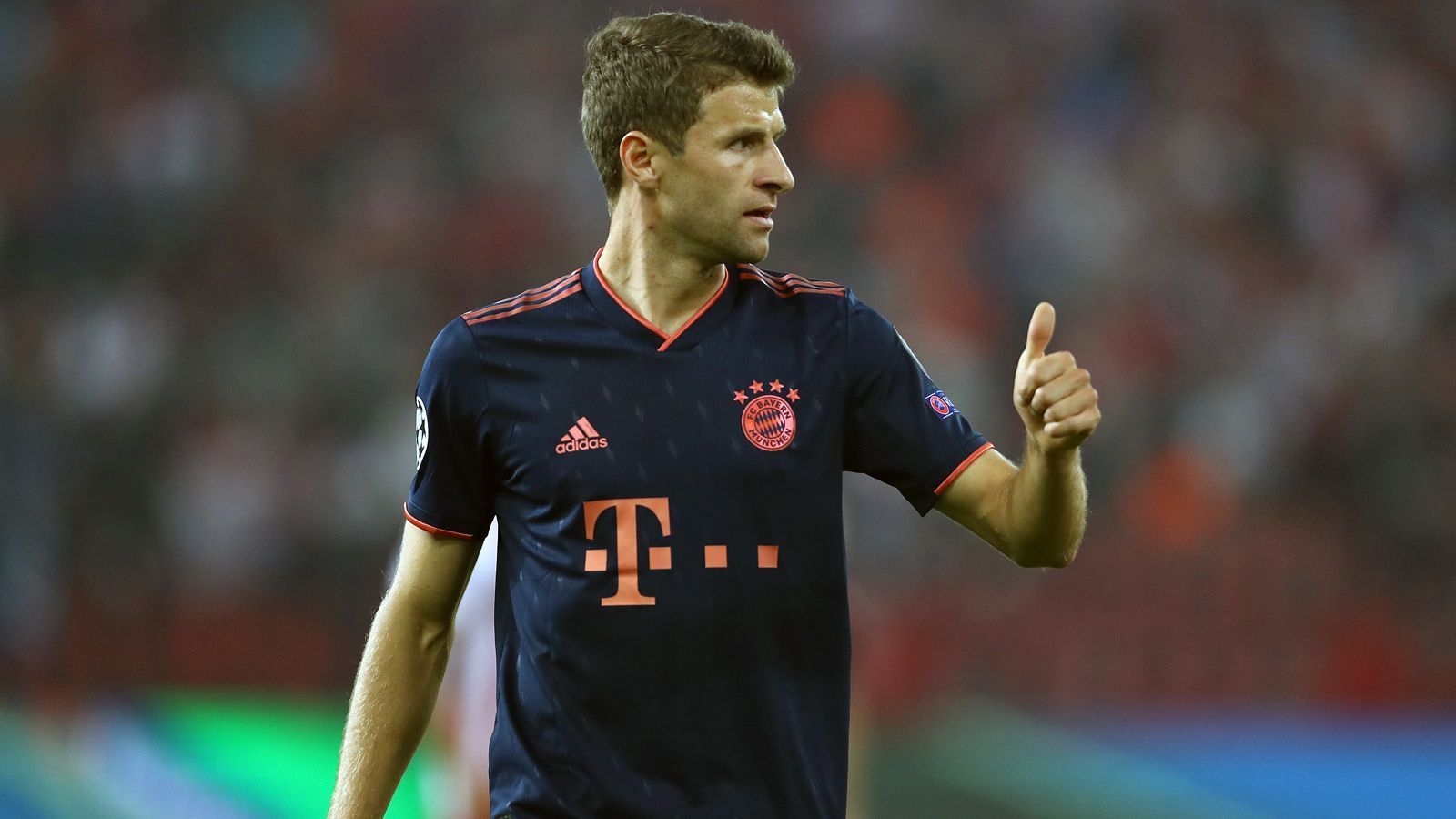 
                <strong>Thomas Müller</strong><br>
                Das Eigengewächs kommt für die Schlussviertelstunde anstelle von Viererpacker Lewandowski in die Partie. Dabei fügt er sich ein, ohne groß aufzufallen. ran-Note: 2
              