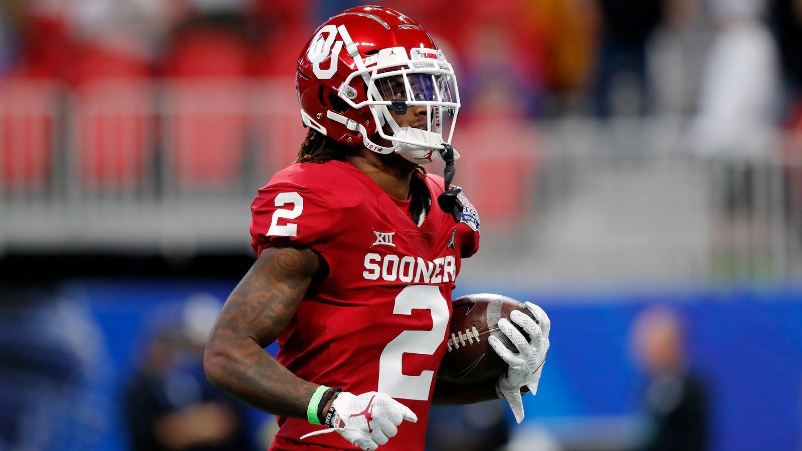 
                <strong>University of Oklahoma (2 First-Round-Picks)</strong><br>
                CeeDee Lamb (Bild; Dallas Cowboys/Wide Receiver)Kenneth Murray (Los Angeles Chargers/Linebacker)
              