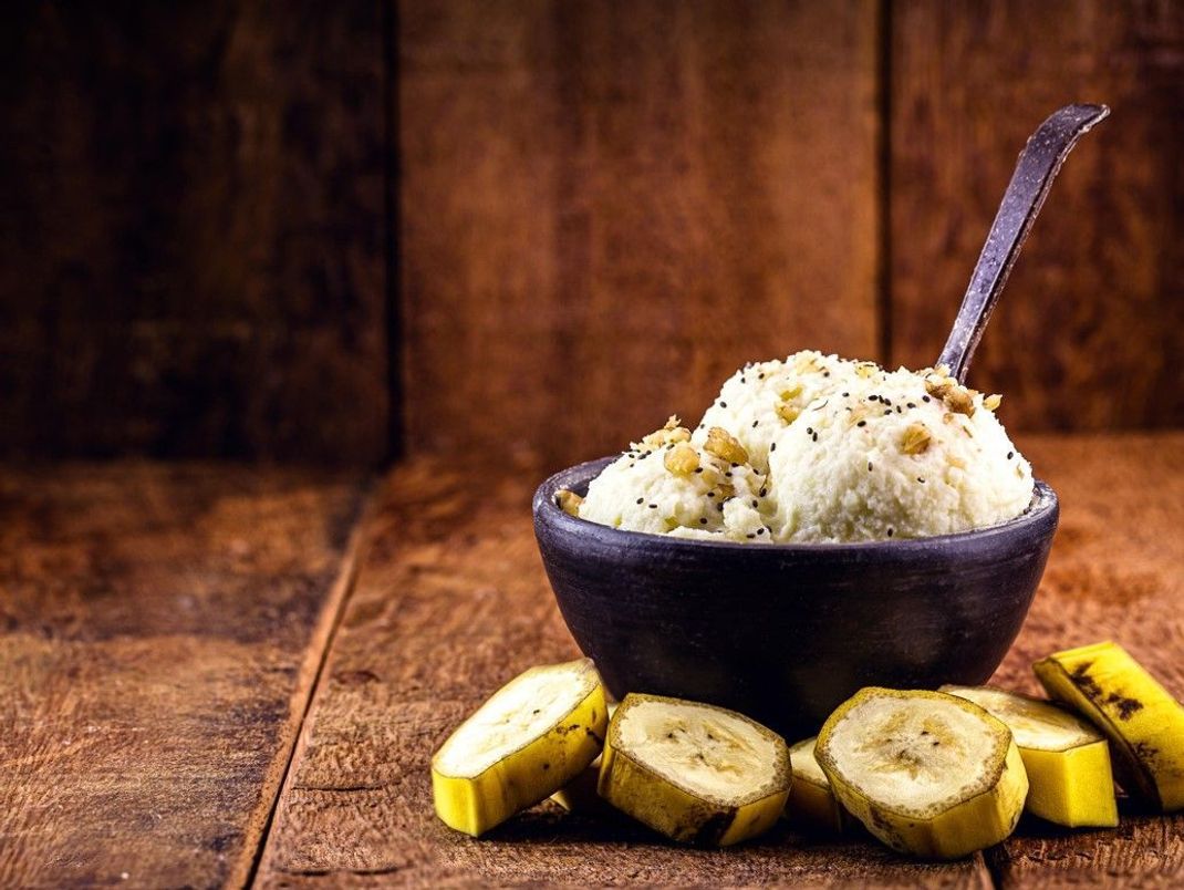 Kein Scherz: Diese Eiscreme kann man sogar zum Frühstück naschen. Diese Nicecream besteht hauptsächlich aus Bananen und Erdnüssen, schmeckt lecker und hält lange satt.