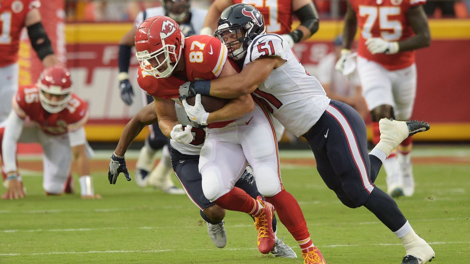 
                <strong>2020 im Arrowhead Stadium: Houston Texans @ Kansas City Chiefs 20:34</strong><br>
                Die Saison 2020 war aufgrund der Covid-19-Pandemie eine besondere, als Super Bowl-Champion durften die Kansas City Chiefs vor circa 20.000 Zuschauern die Spielzeit eröffnen. Die Chiefs gewannen souverän mit 34:20, Patrick Mahomes glänzte mit 211 Passing Yards und drei Touchdowns, Deshaun Watson war mit 253 Yards, einem Touchdown sowie einer Interception weniger gut unterwegs.
              