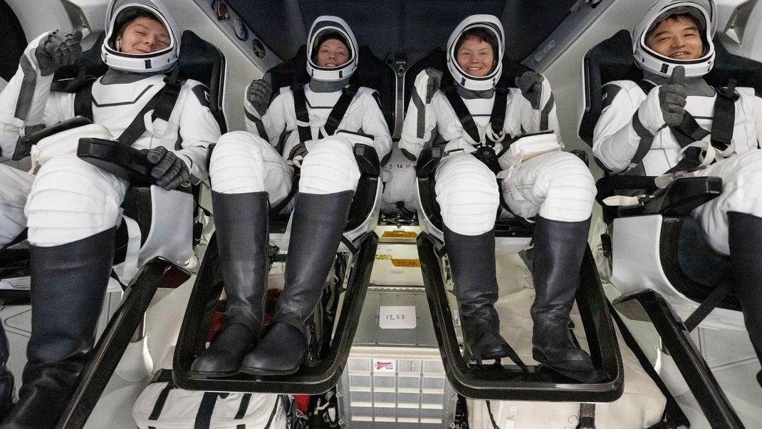 Auf diesem Foto sind der Roscosmos-Kosmonaut Kirill Peskow (l-r), die Nasa-Astronautinnen Nichole Ayers und Anne McClain sowie der Jaxa-Astronaut Takuya Onishi im Inneren des SpaceX Dragon Endurance-Raumschiffs an Bord des SpaceX-Bergungsschiffs zu sehen.