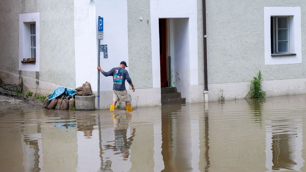 In Bayern herrscht nach heftigen Regenfällen vielerorts weiterhin Land unter.