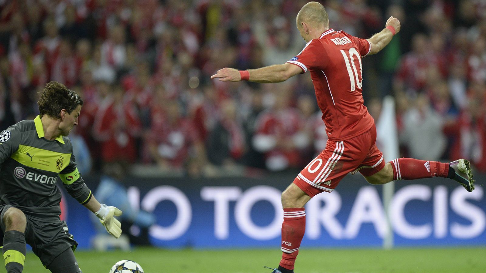 
                <strong>Rechtsaußen: Arjen Robben</strong><br>
                25. Mai 2013: Es läuft die 89. Minute als Robben einen Traumpass von Franck Ribery aufnimmt und den Ball in Zeitlupen-Geschwindigkeit an Roman Weidenfeller vorbei ins Tor schiebt. "Mr. Wembley" hat seiner Karriere und der Geschichte des FC Bayern damit die Krone aufgesetzt. Seine geniale Art, von der rechten Seite zur Mitte zu ziehen und den Ball ins lange Eck zu malen, wird immer an ihn erinnern. 
              