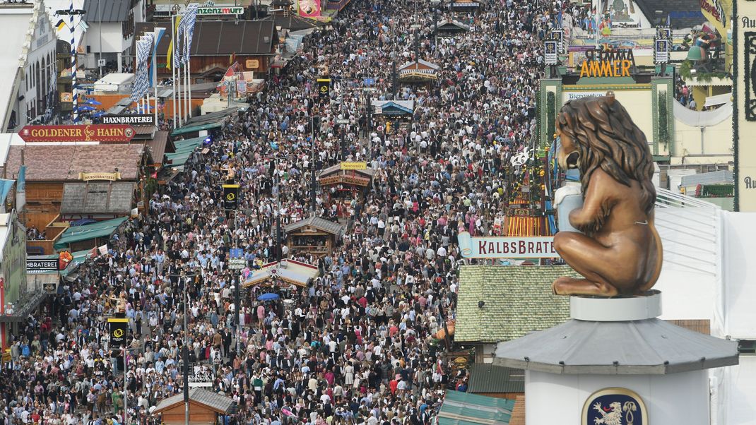 Unzählige Besucher der Wiesn sind vom Riesenrad aus zu sehen.  