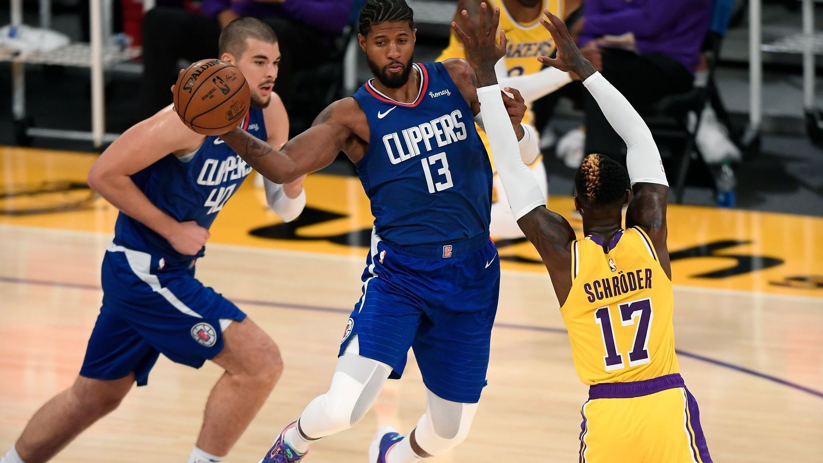 
                <strong>Speed und Dynamik für die Lakers</strong><br>
                Vor allem in den ersten beiden Vierteln tat sich der 27-Jährige als einer der besten Lakers-Akteure hervor. Sein Speed und die Dynamik taten dem Spiel des Rekordchampions gut, wenngleich es in Sachen Positionsspiel noch die ein oder andere Anweisung von James brauchte. "Wir versuchen, uns aneinander zu gewöhnen, Anthony Davis, LeBron und ich, wir hatten erst zehn Tage zusammen und müssen diese Wellenlänge noch finden", sagte Schröder im Anschluss.
              