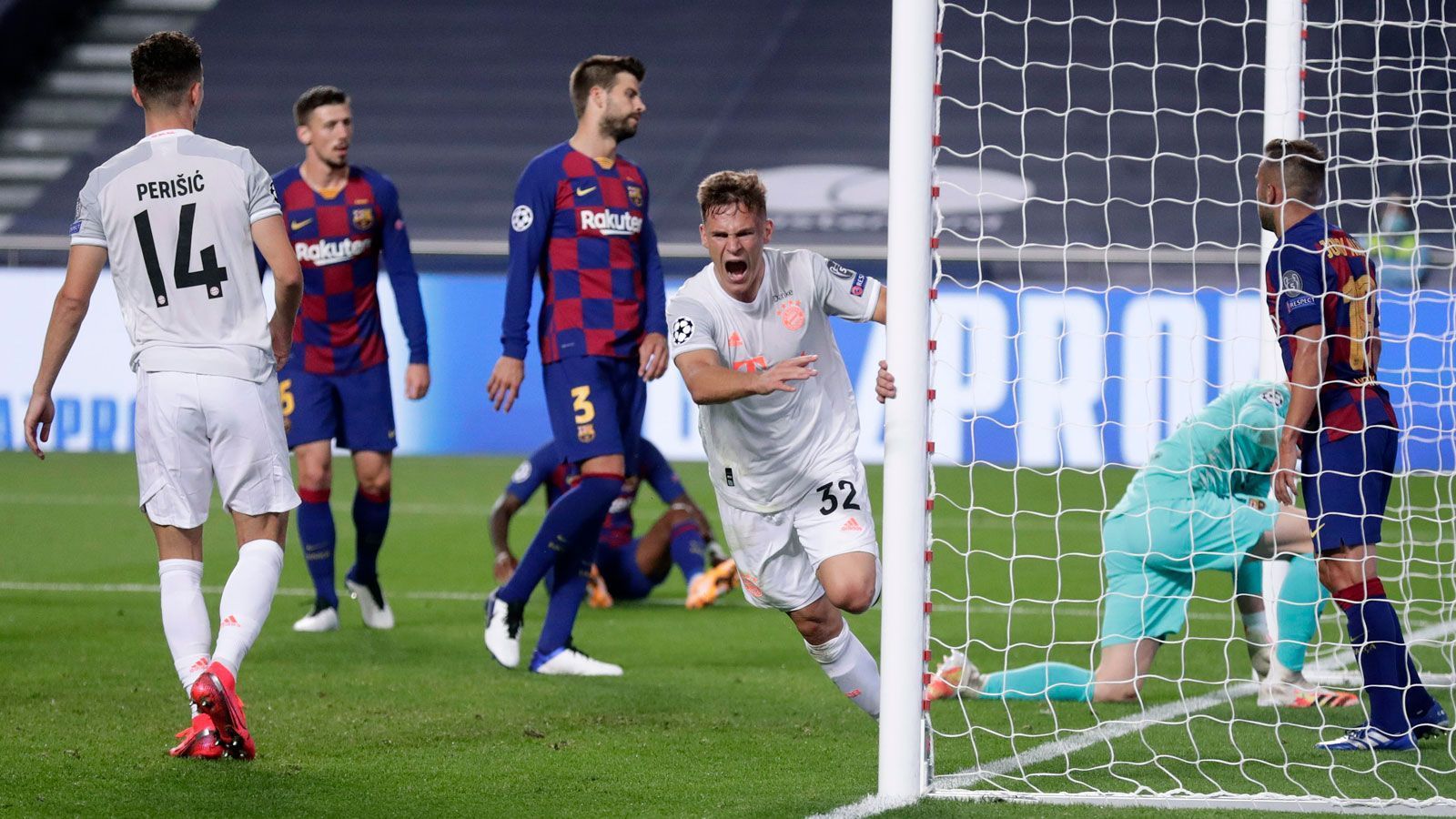 
                <strong>FC Barcelona - FC Bayern München 2:8 (Champions-League-Viertelfinale 2019/20)</strong><br>
                Zwar reist die Mannschaft von Hansi Flick nach dem dominanten Gewinn des Doubles als Favorit zum Finalturnier nach Lissabon, doch mit einer solchen Machtdemonstration werden die wenigsten geträumt haben. Auf die frühere Führung von Thomas Müller folgt ein unglückliches Eigentor von David Alaba (7.), näher werden die Stars um Lionel Messi allerdings nicht mehr herankommen. Die Partie scheint beim Stand 4:1 bereits nach 45. Minuten entschieden, ehe der deutsche Rekordmeister noch einen Gang zulegt. In der zweiten Hälfte bricht die Mannschaft von Quique Setien förmlich auseinander, sinnbildlich dargestellt durch Alphonso Davies, der die Abwehr der Spanier austanzt und danach mustergültig zum 5:2 auf Joshua Kimmich ablegt (63.). Der FC Barcelona stürzt nach dem Spiel in eine tiefe Krise, während der FC Bayern im Finale gegen Paris St. Germain das Triple perfekt macht.
              