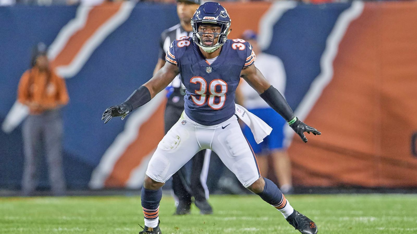 
                <strong>Draft Needs der Chicago Bears</strong><br>
                In der ersten beiden Runder des diesjährigen Drafts müssen die Bears nach dem Kahlil-Mack-Trade aussetzen. Danach können sie die notwendige Verstärkung im defensiven Backfield angehen. Mit Kyle Fuller und Eddie Jackson sind dort zwar noch zwei Pro Bowler aktiv und der Weggang von Adrian Amos zu den Packers wurde mit Ha-Ha Clinton-Dix gut aufgefangen. Ein weiterer Cornerback neben Fuller wäre aber eine gute Verstärkung. Interessant wird, wie die Bears mit der Running-Back-Situation umgehen. Head Coach Matt Nagy hat ein Faible für RB´s, die auch im Passing Game abliefern. Dadurch erklärt sich der Abgang von Jordan Howard. Es bleibt trotzdem spannend, ob in Chicago – neben Tarik Cohen und Neuverpflichtung Mike Davis (kam von den Seahawks) – noch eine weitere Dual-Threat-Option gedraftet wird. Und vielleicht schauen Nagy und Co. auch noch mal nach einem Backup für die O-Line.
              