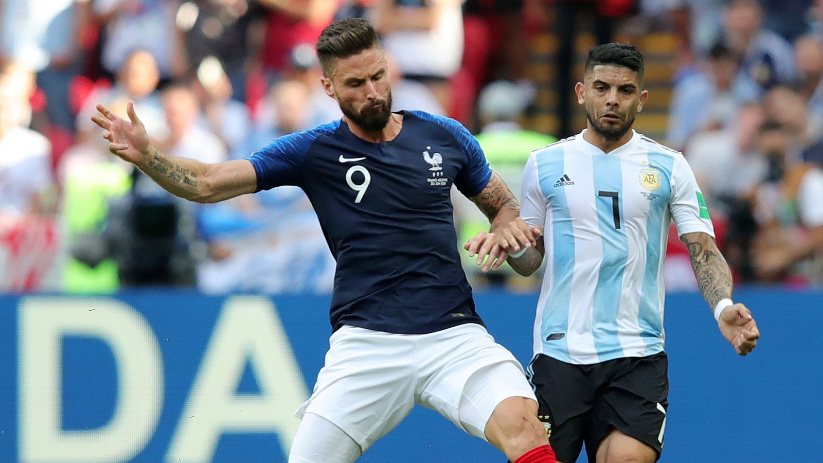 
                <strong>Olivier Giroud</strong><br>
                Viel Laufarbeit, wenig Effizienz. Auch im Zusammenspiel mit Griezmann zunächst nicht erfolgreich. Reibt sich in der Sturmspitze auf, bereitet Mbappes 4:2 hervorragend vor. ran-Note: 3
              