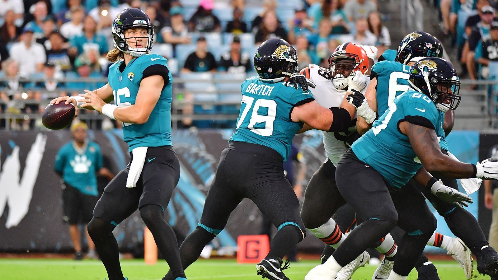 
                <strong>Trevor Lawrence (Jacksonville Jaguars)</strong><br>
                Lawrence hält den Ball lange in der Pocket, scannt das Feld regelmäßig auf der Suche nach einem Passempfänger. In ein, zwei Situationen wäre ein schnellere Release hilfreich. Der 21-Jährige muss zwei Sacks einstecken. "Ein Sack als erstes NFL-Play ist natürlich nicht ideal. Ich war zu Beginn etwas nervös, aber fühlte mich mit jedem Snap sicherer. Wir haben heute einen guten Job gemacht", sagt Lawrence nach der Partie bei "ESPN". 
              