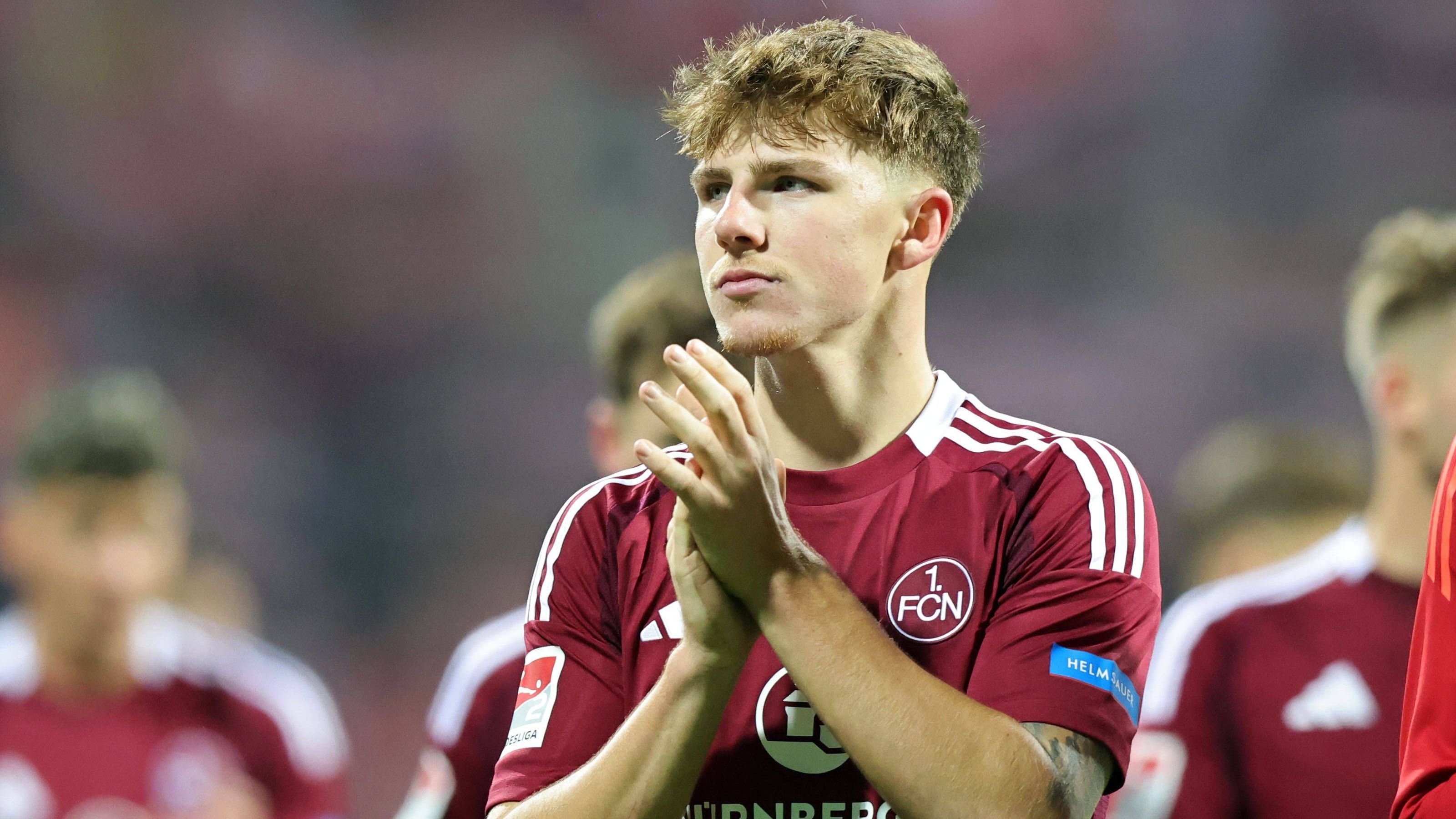 <strong>Finn Jeltsch (1. FC Nürnberg)</strong><br>Mit Top-Leistungen hat der erst 18-Jährige Innenverteidiger Finn Jeltsch beim 1. FC Nürnberg auf sich aufmerksam gemacht. Das ist auch in der Bundesliga nicht unbemerkt geblieben: So haben Eintracht Frankfurt und Borussia Mönchengladbach Interesse am Youngster, das berichtet die "Sport Bild". Der dürfte allerdings teuer werden, er verlängerte im vergangenen Sommer erst langfristig seinen Vertrag.