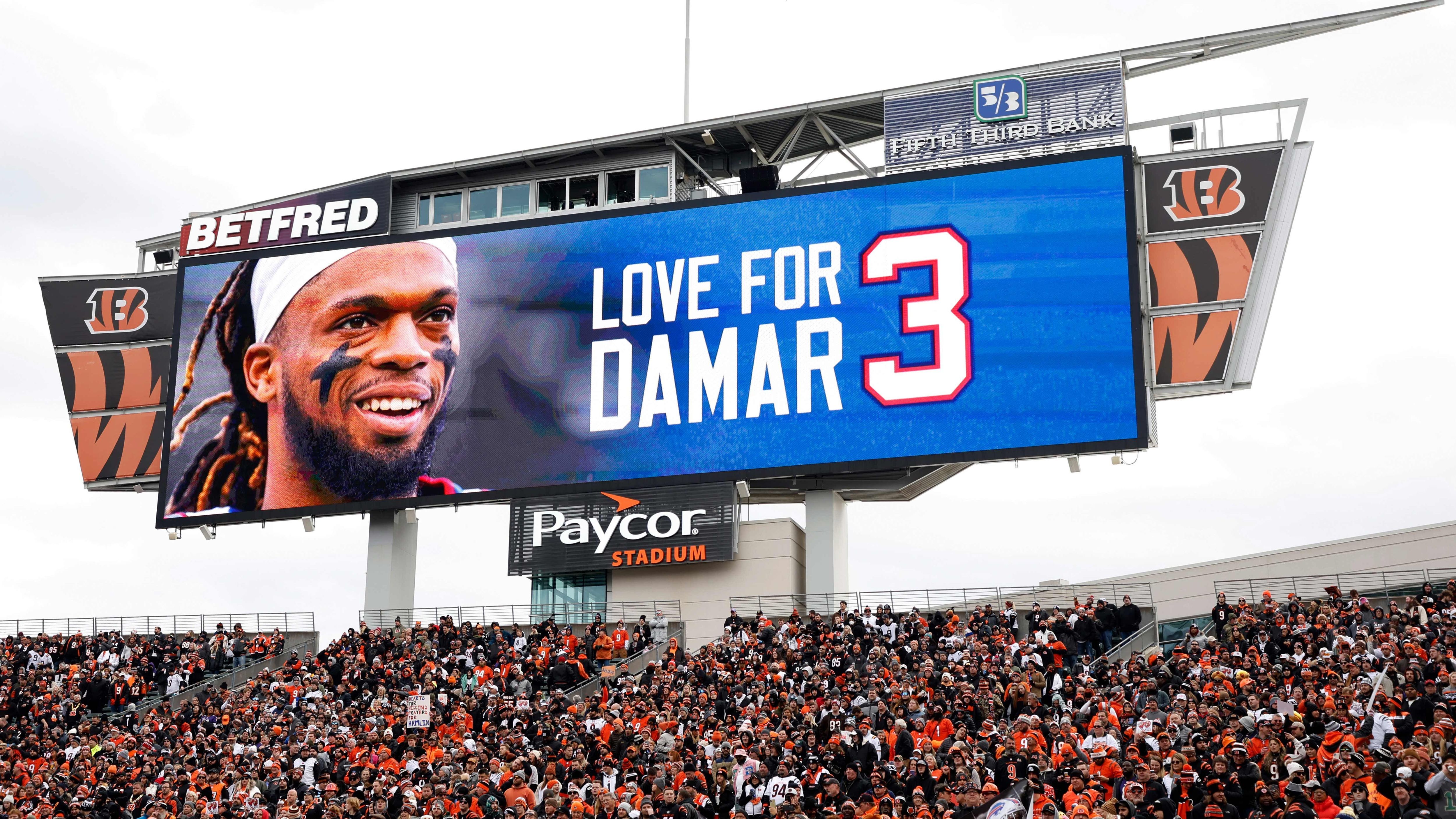 
                <strong>Cincinnati Bengals gedenken Hamlin</strong><br>
                Noch mehr Liebe für Damar Hamlin! Hier aus dem Paycor Stadium in Cincinnati. Hamlin brach im Spiel gegen die Bengals zusammen.
              