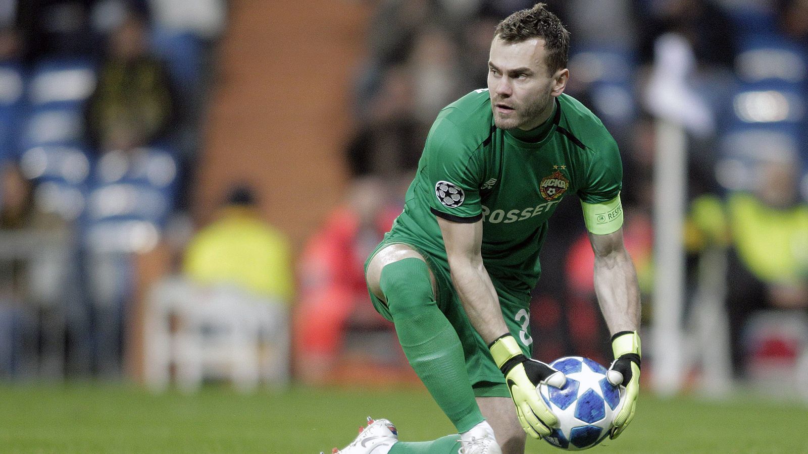 
                <strong>Igor Akinfeev (ZSKA Moskau)</strong><br>
                Der mittlerweile 33 Jahre alte ZSKA-Keeper Igor Akinfeev galt schon als Teenager als kommender Starkeeper und zumindest auf die russische Premier Liga runtergebrochen, stimmt das sogar. Der Routinier war zwar schon früh die Nummer 1 bei ZSKA Moskau, doch ins Ausland, oder gar eine Top-Liga Europas, wagte sich Akinfeev bis heute nie. Dennoch sammelte der 1,86 Meter große Schlussmann mit seinem Klub über die Jahre hinweg auch so genügend internationale Erfahrung und bei der Heim-WM 2018 avancierte Akinfeev zum Elfmeter-Helden der "Sbornaja". Akinfeevs Vertrag bei ZSKA Moskau läuft noch bis 2022. 
              