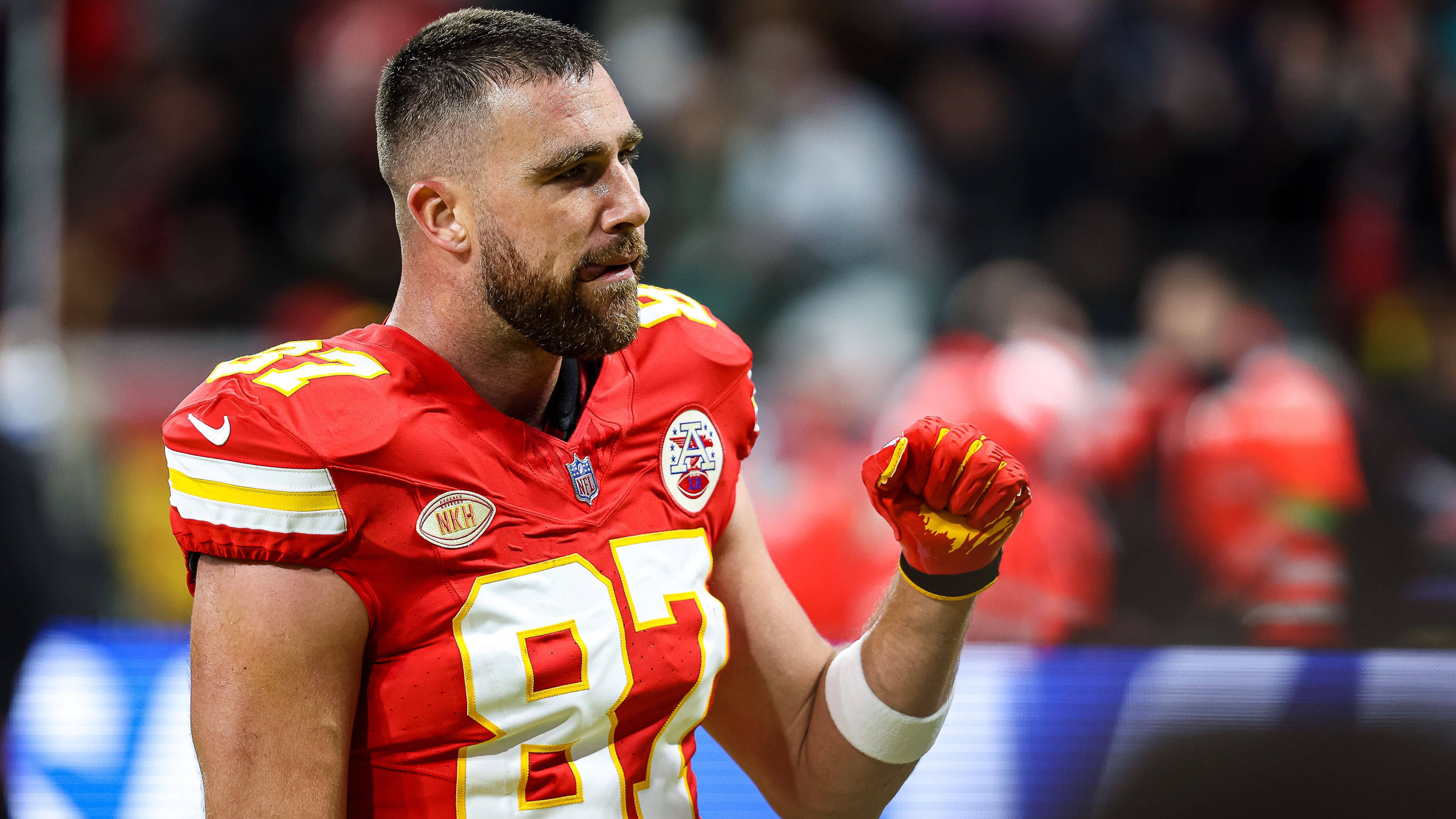 <strong>Travis Kelce - und sonst? </strong><br>Problematisch bei KC: Abgesehen von Superstar Travis Kelce konnte sich noch kein Passempfänger wirklich aufdrängen, eine klare Nummer zwei fehlt. Weder Justyn Ross noch Rashee Rice, Skyy Moore oder Marquez Valdes-Scantling liefern konstant ab. Letzterer könnte gegen die angeschlagene Eagles-Secondary aber eine wichtige Rolle einnehmen und mit tiefen Läufen das Feld für Mahomes und Kelce öffnen.