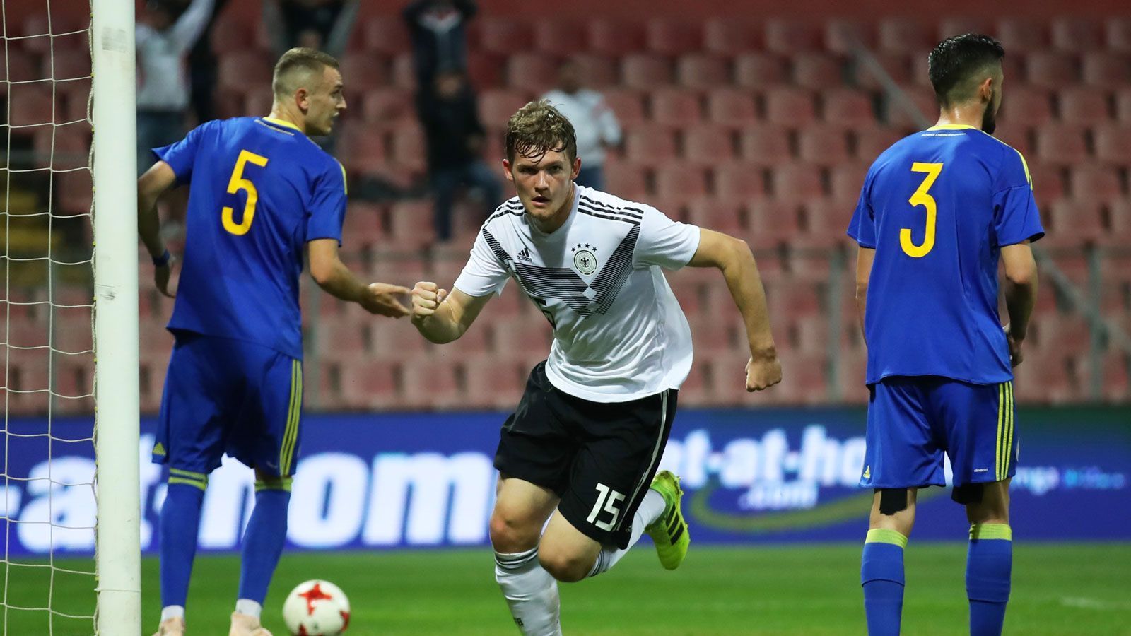 
                <strong>Arbeitssieg der DFB-Junioren in Bosnien</strong><br>
                Die deutsche U21-Nationalmannschaft behält in der EM-Qualifikation eine weiße Weste. Nach dem Kantersieg in Wales bezwingen die DFB-Junioren auch Bosnien und übernehmen damit die Tabellenspitze. Das 2:0 in Zenica war jedoch ein hartes Stück Arbeit. Die Spieler in der Einzelkritik.
              