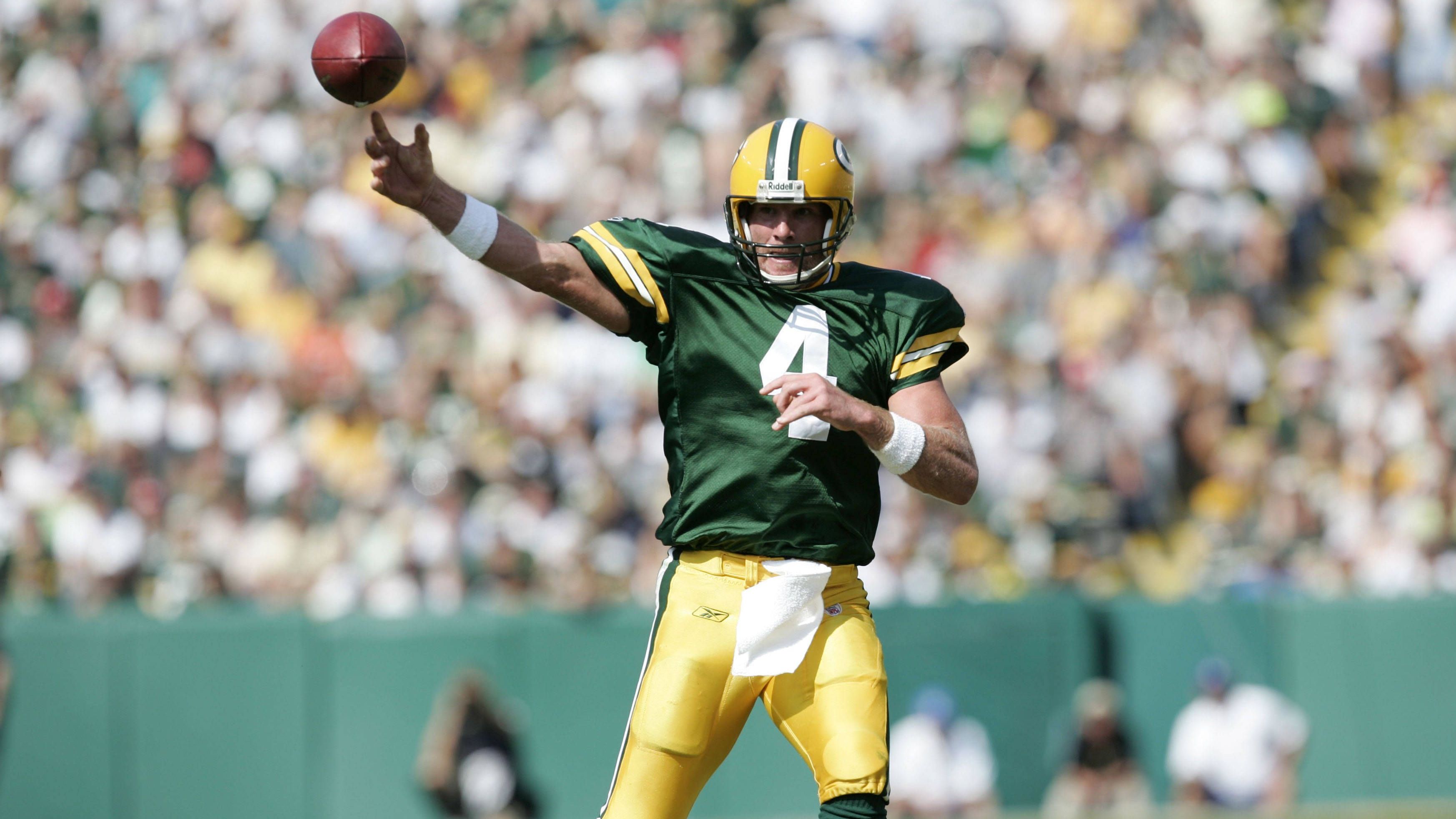 <strong>4: Brett Favre</strong><br>Teams: Atlanta Falcons, Green Bay Packers, New York Jets, Minnesota Vikings<br>Position: Quarterback<br>Erfolge: Pro Football Hall of Famer, Super-Bowl-Champion 1997, dreimaliger NFL MVP