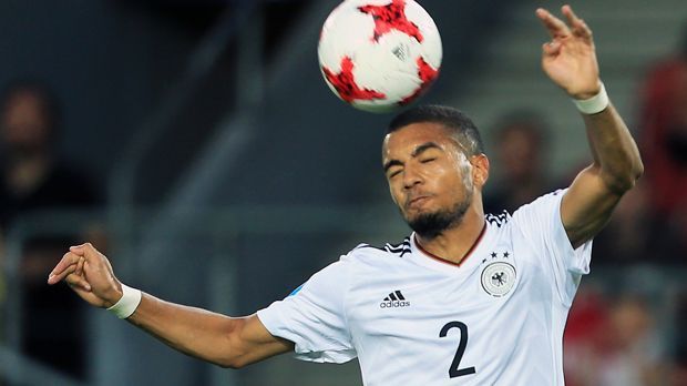 
                <strong>Jeremy Toljan</strong><br>
                Gegen die Spanier agiert der Hoffenheimer lange nicht so offensiv wie in den bisherigen Partien. Doch wenn er sich einbringt, wird es gefährlich: Mit seiner ersten guten Flanke findet er Weiser, der akrobatisch das 1:0 erzielt. ran-Note: 3
              