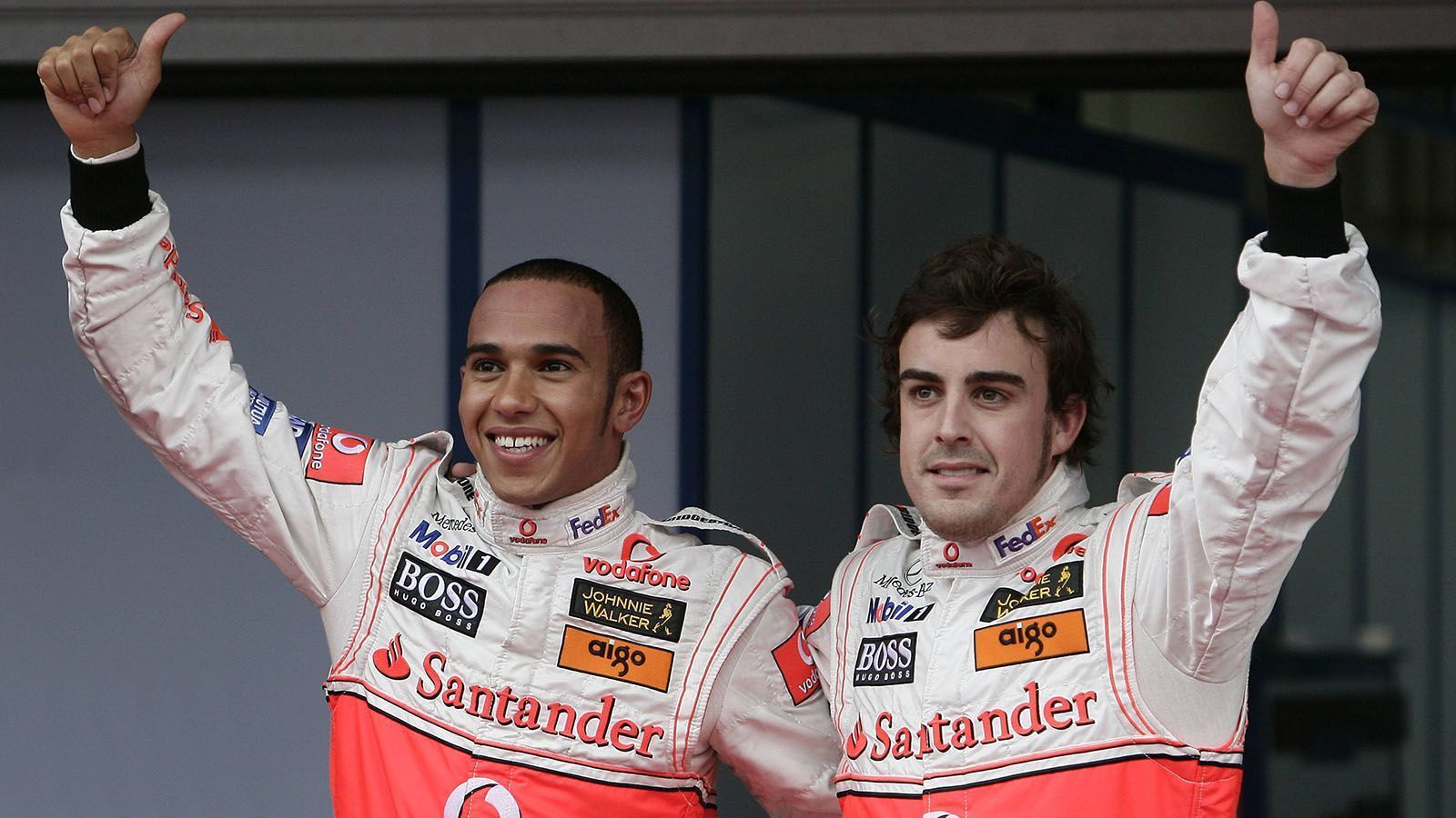
                <strong>Lewis Hamilton gegen Fernando Alonso (McLaren)</strong><br>
                Noch lang bevor Lewis Hamilton und Nico Rosberg aufeinandertrafen, lieferte sich der Brite eine kurze, aber intensive, interne Team-Rivalität mit Fernando Alonso. Der Spanier war 2007, als amtierender Doppelweltmeister, von Renault zu McLaren gewechselt und fand sich in einem Team mit dem jungen Lewis Hamilton, der zu diesem Zeitpunkt noch kein Rennen in der Formel 1 gefahren war, wieder. Anders als gedacht, hatte der Spanier Probleme den Briten zu dominieren. Ganz im Gegenteil: Hamilton zeigte von Beginn an, dass er klar mit Alonso mithalten konnte. Schnell wurde offensichtlich, dass dieser mit diesem Umstand seine Probleme hatte.
              