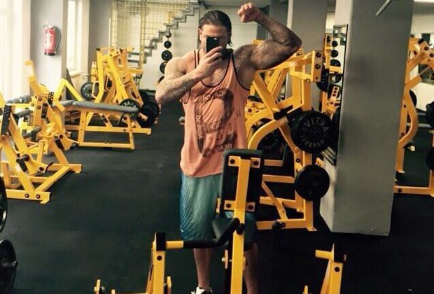 
                <strong>Tim Wieses Vorbereitung auf den Sommer</strong><br>
                Diese Fotos von Tim Wiese tauchten im Netz auf. Auf seine muskulösen Oberarme ist er scheinbar immer noch ganz stolz. 
              
