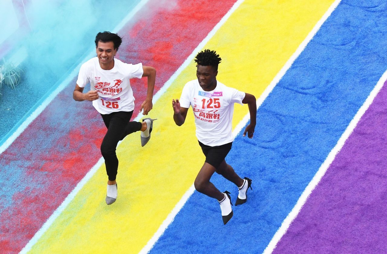 Stöckelschuh-Meisterschaften sind international geworden. Unter anderem gibt es im chinesischen Chongqing einen High Heels Color Run.