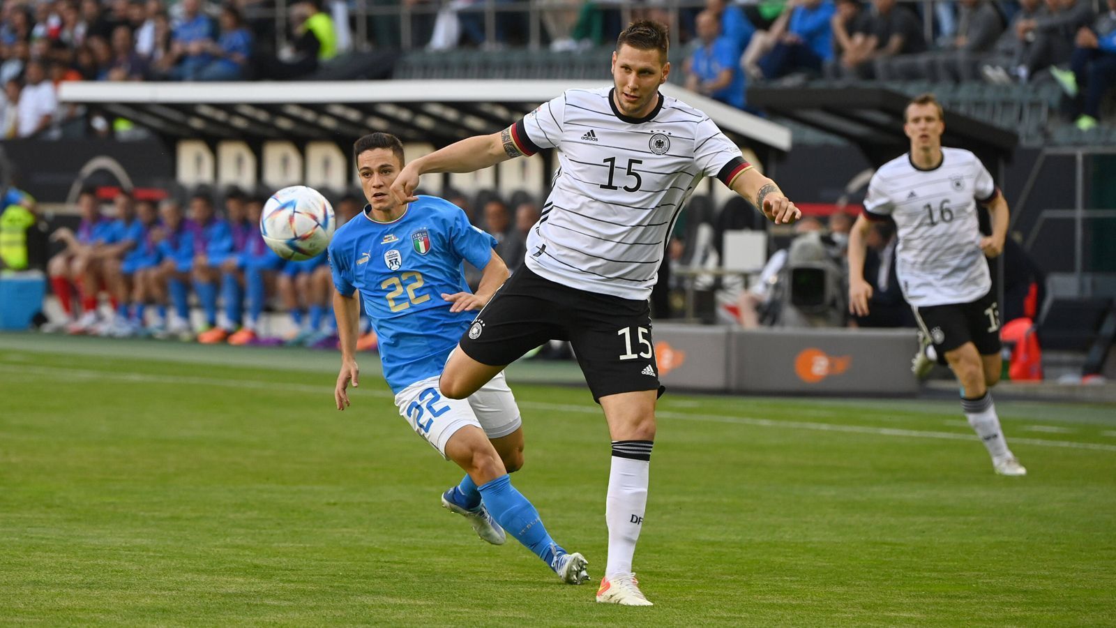 
                <strong>Niklas Süle</strong><br>
                Schaltet sich immer wieder in das Spiel nach vorne ein, ob präsent in der Nähe des gegnerischen Strafraums, oder aber mit schönen öffnenden Pässen in die Spitze. Defensiv auf dem Posten. Eine gute Partie des Bald-Dortmunders, auch er macht jede Menge Werbung für sich. ran-Note: 2
              