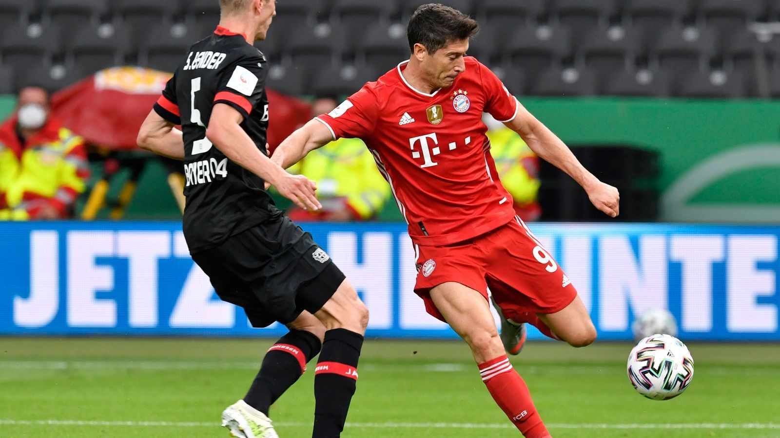 
                <strong>Robert Lewandowski</strong><br>
                Der Doppeltorschütze. Mittelstürmer hat bereits in der 3. Spielminute die erste Chance des Spiels, holt dann in der 10. Minute den Freistoß zum 1:0 heraus. Insgesamt ist Lewandowski sehr aktiv: Er lässt sich öfter tief fallen, spielt gute Pässe, setzt seine Gegenspieler unter Druck und gewinnt Bälle. Bei seinem Treffer zum 3:0 profitiert er von einem Patzer des Leverkusener Torhüters Hradecky, beim 4:1 von einer tollen Vorarbeit durch Perisic. ran-Note: 1
              