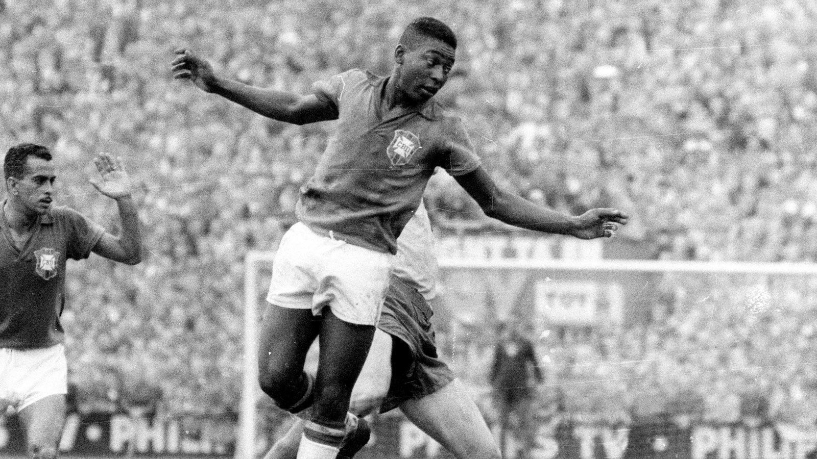 
                <strong>Platz 1: Pele (Brasilien)</strong><br>
                19. Juni 1958, Stadion Ullevi in Göteborg, kurz nach halb neun. Ein erst 17 Jahre und 238 Tage altes Fußball-Genie erzielt sein erstes WM-Tor beim 1:0 im Viertelfinale gegen Wales. Auftakt zu einer Jahrhundertkarriere. Drei WM-Titel: 1958, 1962, 1970. In 92 Länderspielen 77 Treffer. Vielleicht der Größte. 
              